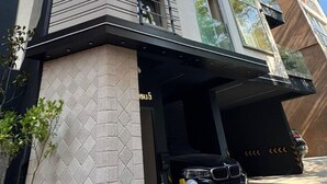 Un edificio moderno con estacionamiento.