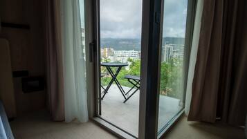 Cortinas opacas, sistema de insonorización, wifi gratis