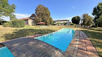 Een binnenzwembad en een buitenzwembad