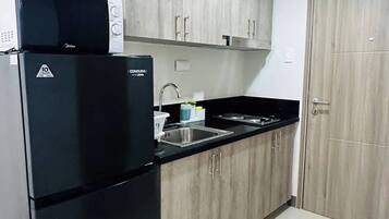 Fridge, microwave, stovetop, cookware/dishes/utensils