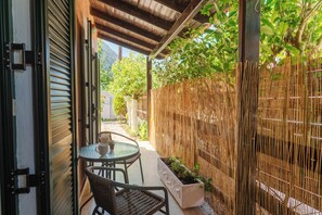 Outdoor dining - Alexandros House Α in Agios Gordios Beach on Corfu (Agios Gordios)