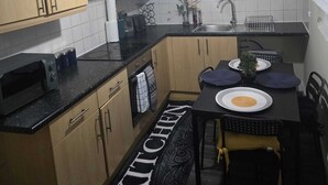 Fridge, microwave, oven, stovetop - Charming Wolverhampton Apartment with Private Entrance (Wolverhampton)