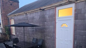 Outdoor dining - Charming Wolverhampton Apartment with Private Entrance (Wolverhampton)