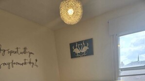 2 bedrooms, iron/ironing board, internet, bed sheets - Charming Wolverhampton Apartment with Private Entrance (Wolverhampton)