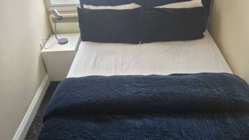 2 bedrooms, iron/ironing board, internet, bed sheets