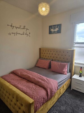 2 bedrooms, iron/ironing board, Internet, bed sheets