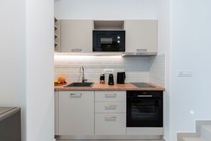 Kühlschrank, Mikrowelle, Ofen, Herdplatte