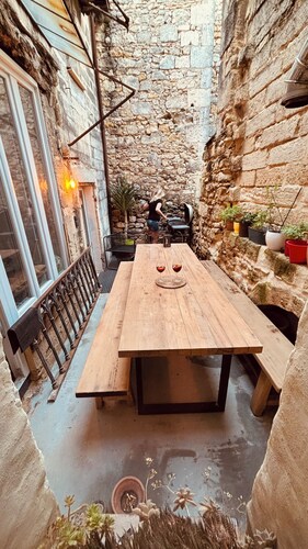 La Maison Poétique.
Du charme au cœur d’un très beau village viticole historique