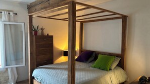 4 slaapkamers, een strijkplank/strijkijzer, reisbedje, wifi