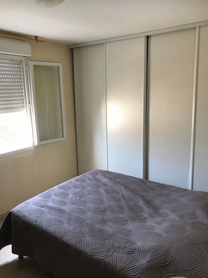 1 chambre, fer et planche Ă repasser, Wi-Fi, draps fournis