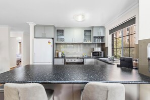 Refrigerador, microondas, horno y parrilla de estufa