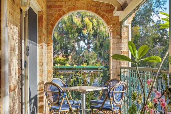 تناول الطعام بالخارج