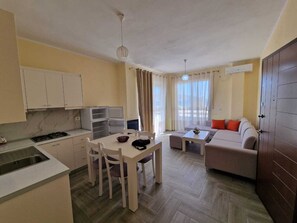 Living area - Spacious 4-bedroom apartment with AC, WiFi in brilliant Radhimë (Radhimë)