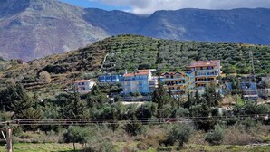 Un quartier résidentiel situé sur une colline, avec des immeubles à plusieurs étages, probablement une zone où se trouvent des résidences secondaires ou des maisons de vacances.