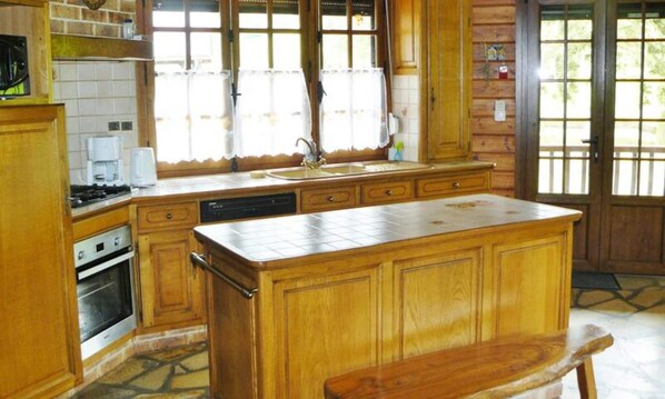 Lave-vaisselle, batterie de cuisine, vaisselle et ustensiles