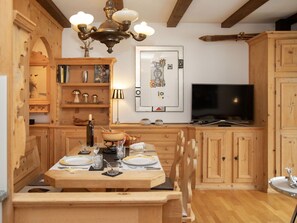 Dining - Cosy apartment for 2 people with pool, WIFI, TV, patio, pets allowed and panoramic view (Falera)