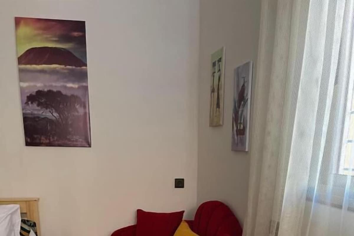 Quarto triplo, vista para o jardim | Espaço de trabalho para notebook, Wi-Fi de cortesia