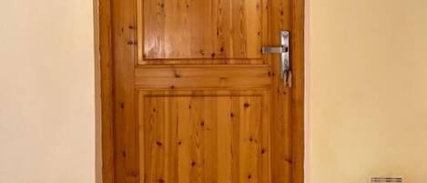 A wooden door with a metal handle and a sign above it that reads "SOLTANA".
