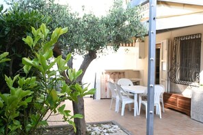 Outdoor dining - S353 – Sirolo, Spacious Four-Room Apartment with Garden and Full Amenities (Sirolo)