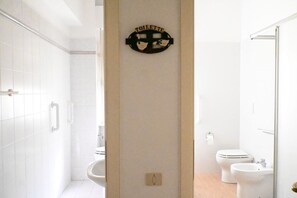 Shower, bidet, towels - S353 – Sirolo, Spacious Four-Room Apartment with Garden and Full Amenities (Sirolo)