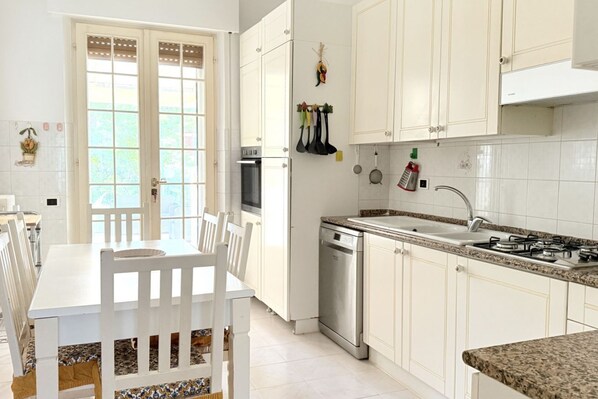 Fridge, dishwasher - S353 – Sirolo, Spacious Four-Room Apartment with Garden and Full Amenities (Sirolo)