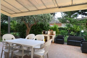 Outdoor dining - S353 – Sirolo, Spacious Four-Room Apartment with Garden and Full Amenities (Sirolo)