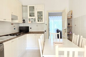 Fridge, dishwasher - S353 – Sirolo, Spacious Four-Room Apartment with Garden and Full Amenities (Sirolo)