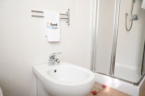 Doccia, bidet, asciugamani