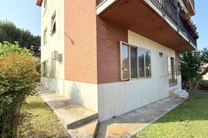 Exterior - S353 – Sirolo, Spacious Four-Room Apartment with Garden and Full Amenities (Sirolo)