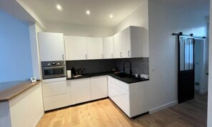Fridge, oven, dishwasher, coffee/tea maker