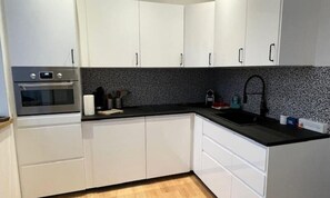 Fridge, oven, dishwasher, coffee/tea maker