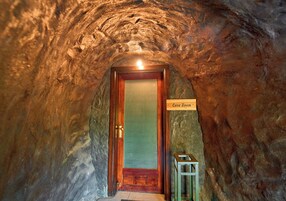 Cave Room | Free WiFi, bed sheets