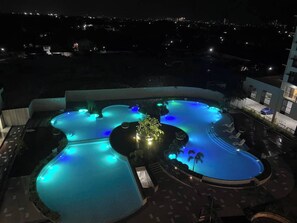 Una piscina al aire libre