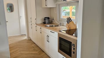 Een magnetron, een oven, een vaatwasser