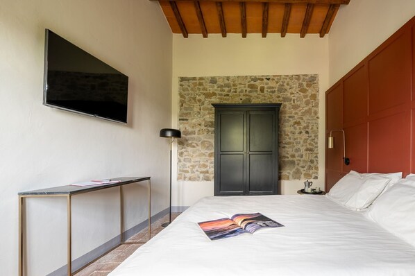 2 bedrooms, travel crib, free WiFi