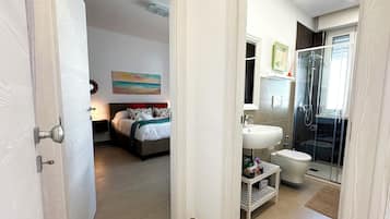 Habitación triple, no fumadores, vistas al jardín | Baño | Ducha, cabezal de ducha tipo lluvia, secador de pelo y toallas