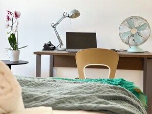 Driepersoonskamer, niet-roken, uitzicht op tuin | Een minibar, een kluis op de kamer, een bureau, een laptopwerkplek