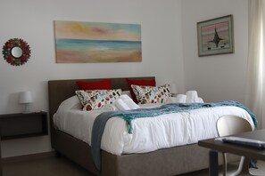 Chambre Triple, non-fumeurs, vue jardin | Minibar, coffres-forts dans les chambres, bureau