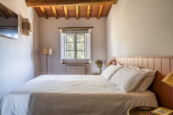 2 bedrooms, travel crib, free WiFi