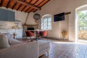 TV - Lovely apartment in villa for 6 guests with pool, WIFI and TV, close to Greve In Chianti (Badia A Passignano)