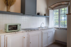 Réfrigérateur, micro-ondes, plaque de cuisson, cafetière/bouilloire