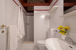 Chuveiro, secador de cabelo, bidê 