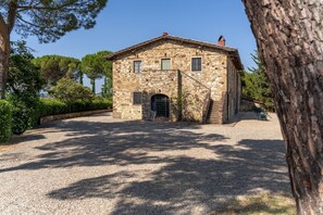 Exterior - Lovely apartment in villa with pool, WIFI, TV and panoramic view, close to Greve In Chianti (Badia A Passignano)