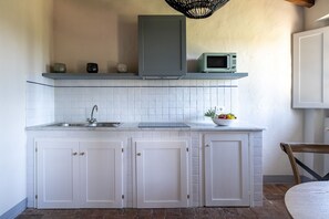 Kühlschrank, Mikrowelle, Herdplatte, Wasserkocher mit Kaffee-/Teezubehör