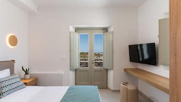 1 habitación, caja de seguridad en la habitación y escritorio