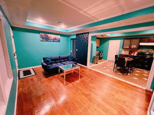 Pet friendly 2 bedroom house located in central Okc,long term allowed