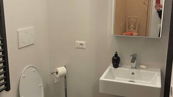 Doccia, asciugacapelli, bidet, asciugamani