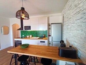 Mikrovågsugn, ugn, spishäll och diskmaskin