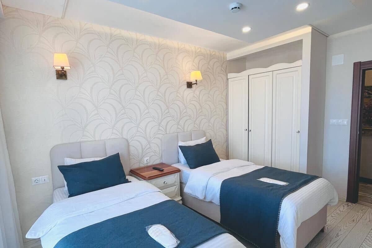 Familie suite, balkon, uitzicht op stad | Geluiddichte muren, gratis wifi