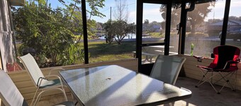3-bedroom with Lakeview, Free Kayaks and Game Room, Pets Allowed, Lanai & Grill